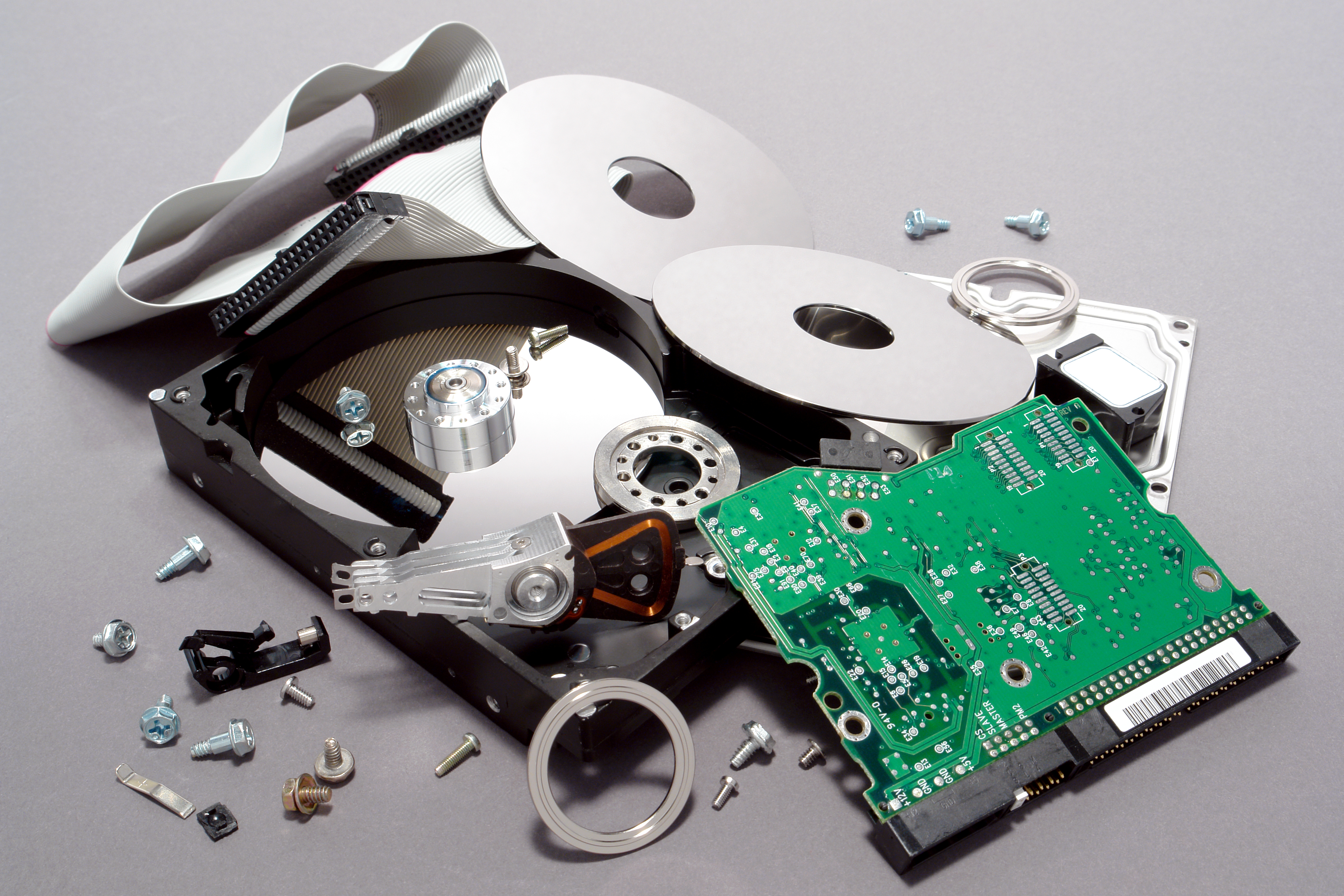 Восстановить диск после. Жесткий диск. Разбитый HDD. Сломанный жесткий диск. Восстановление данных с жесткого диска.
