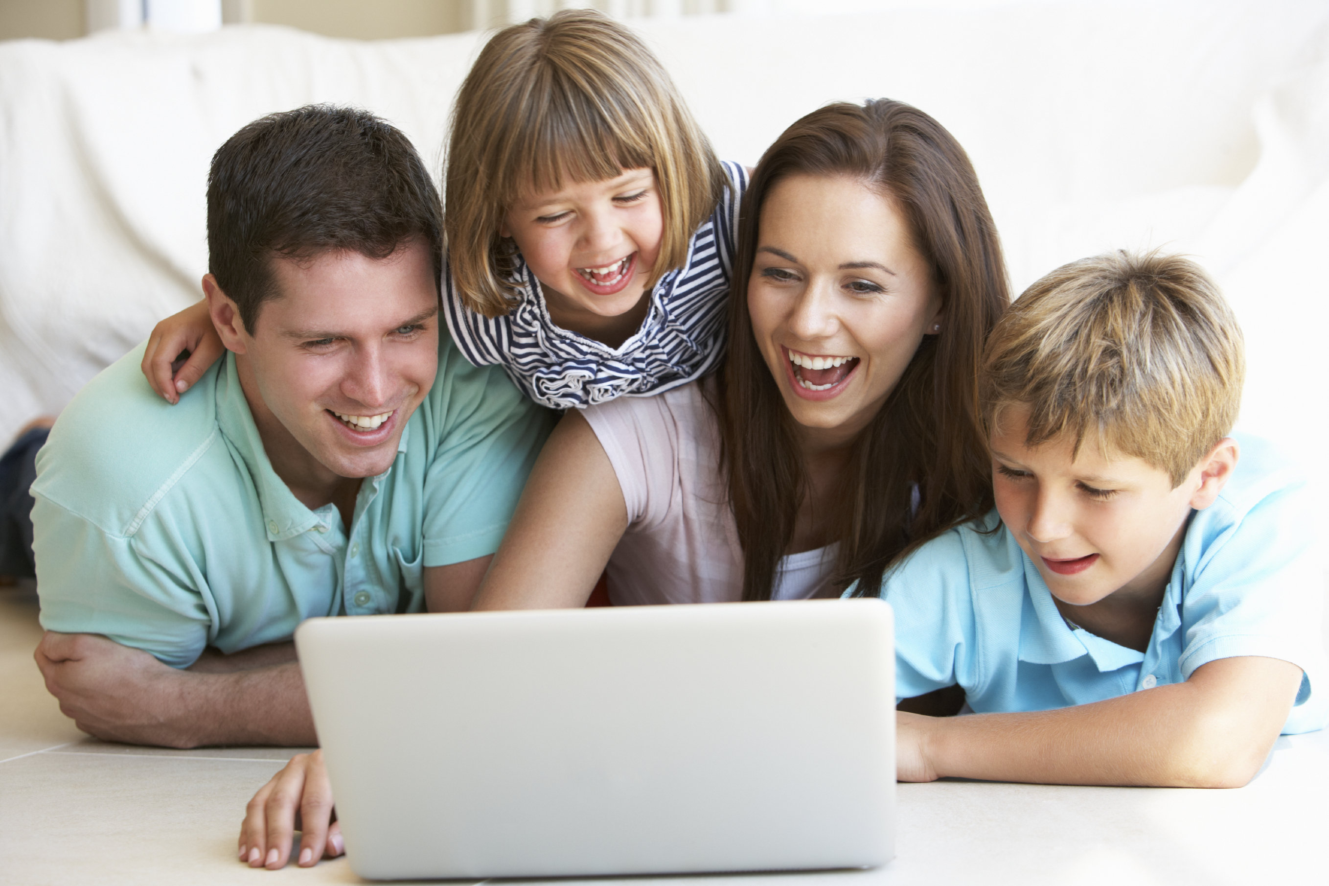 Наблюдают в интернете. Родители и дети. Компьютер для детей. Родители и дети в интернете. Семья у компьютера.